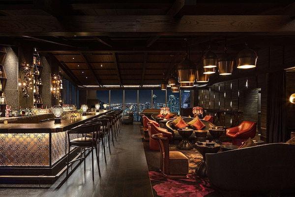 2 bars/lounges, poolside bar