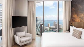 Roupas de cama premium, frigobar, cofres nos quartos