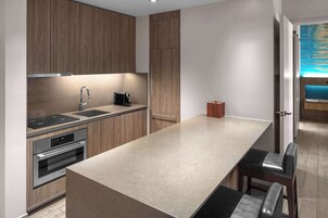 Una cucina moderna con mobili in legno, elettrodomestici in acciaio inossidabile e una grande isola.