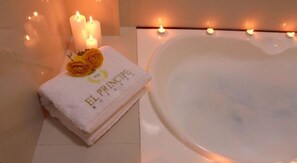 Minibar, caja de seguridad en la habitación y escritorio