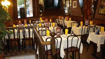 Daily continental breakfast (EUR 7.50 per person)