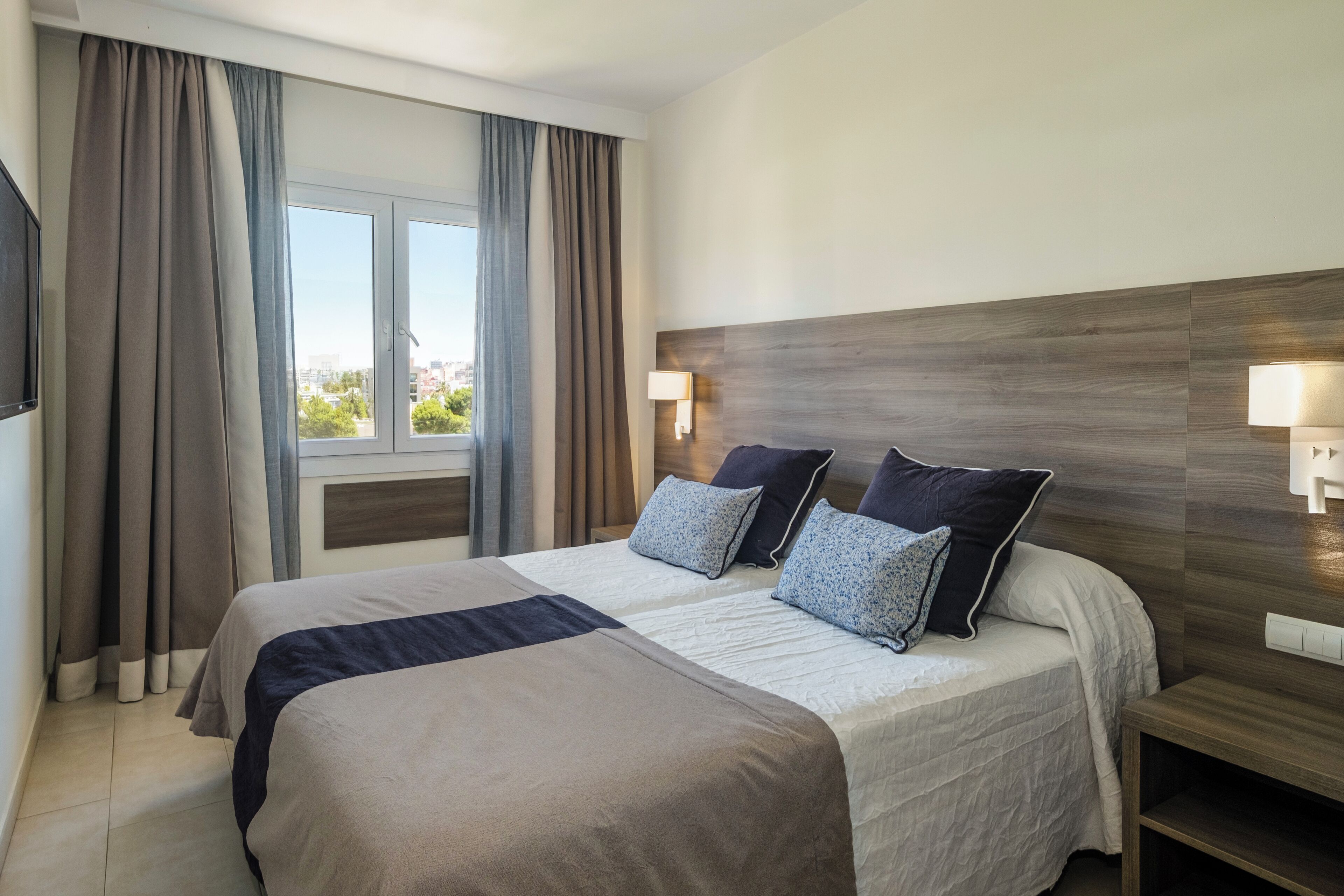 1 kamar tidur, brankas, meja kerja, dan ruang kerja ramah laptop