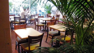 供應晚餐,國際料理,花園景觀