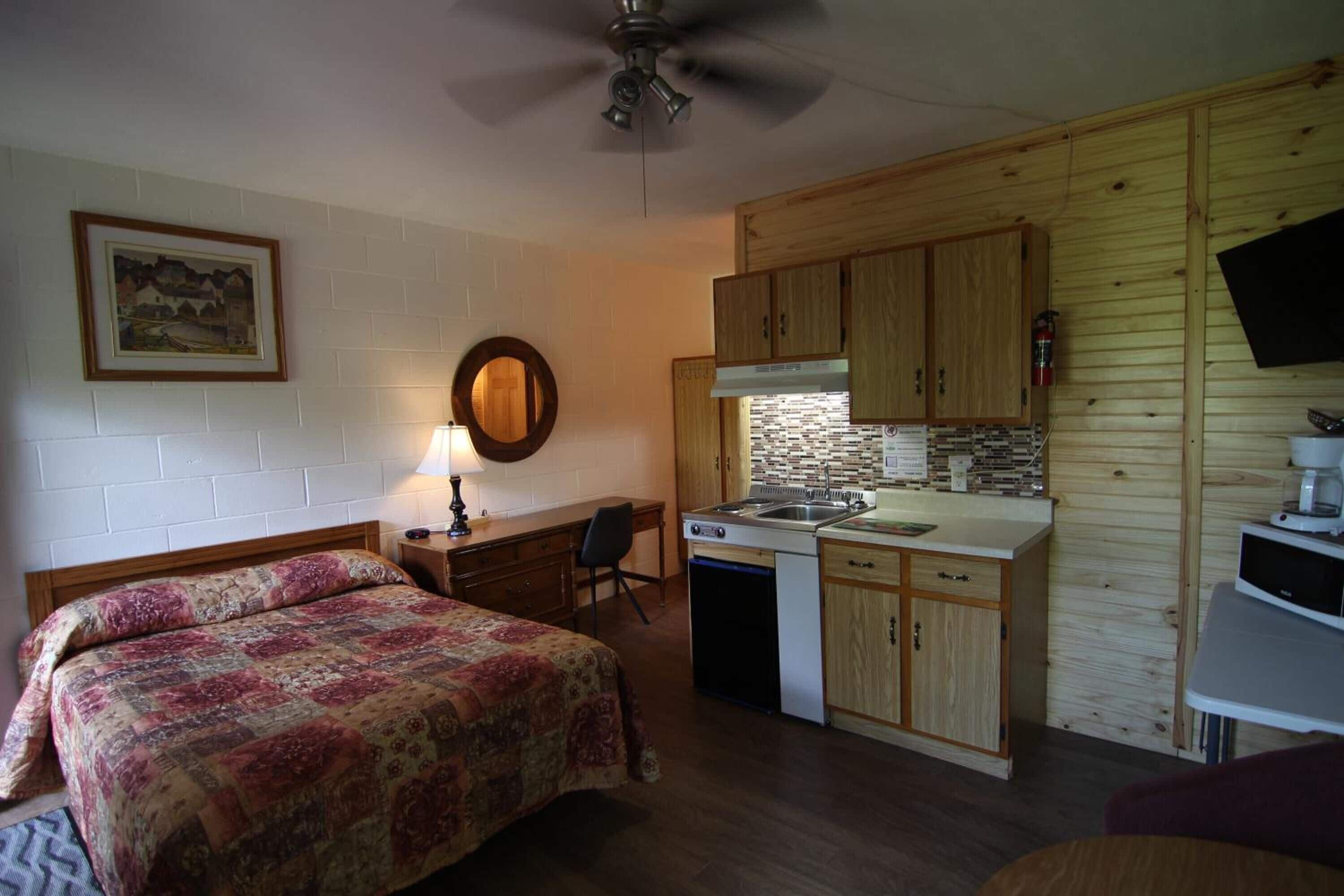 Habitación estándar, 1 cama doble, cocina básica | Escritorio, camas supletorias, wifi gratis y ropa de cama