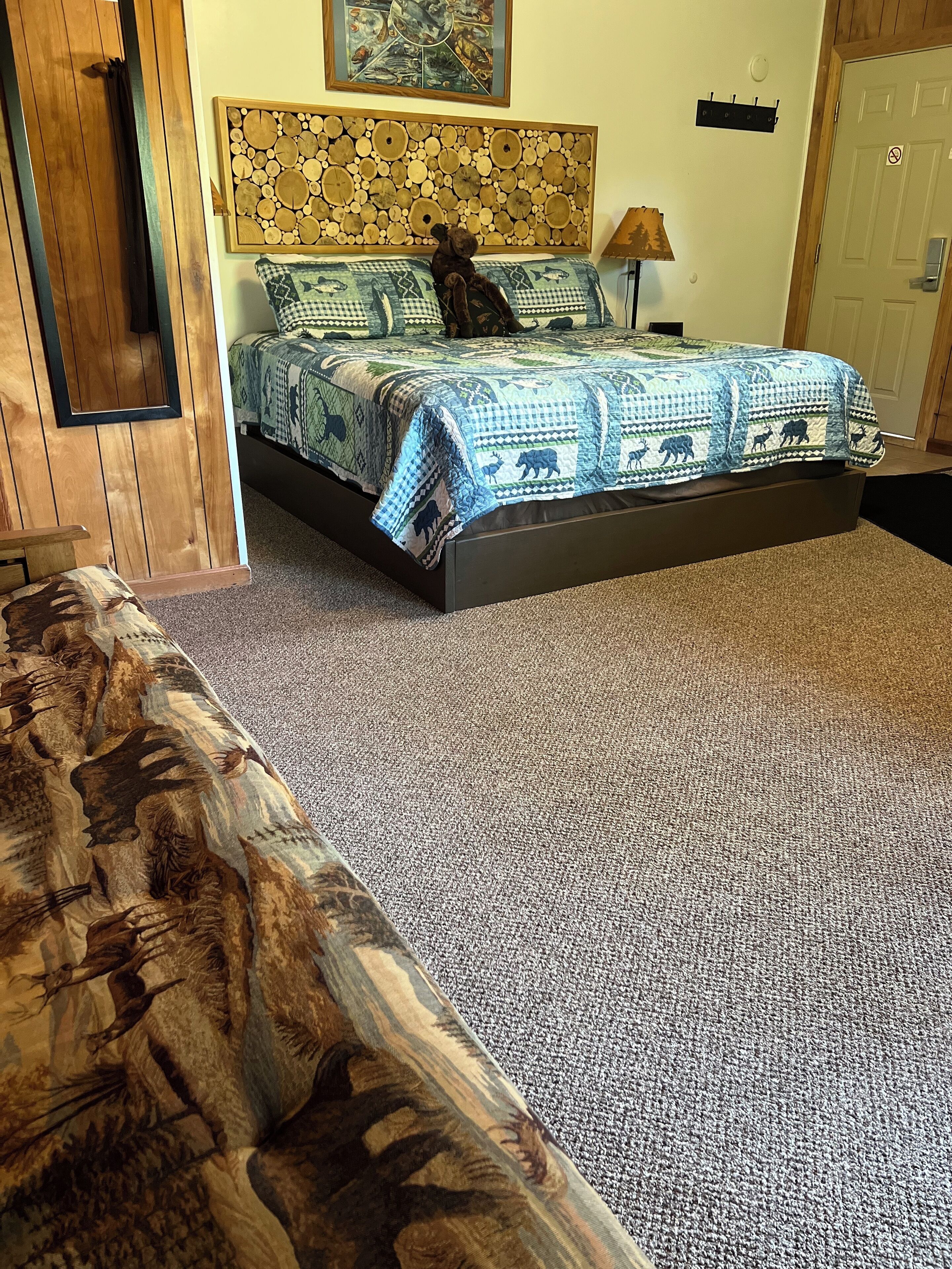 Habitación Confort, 1 cama King size | Decoración personalizada, muebles diferentes y cortinas blackout 