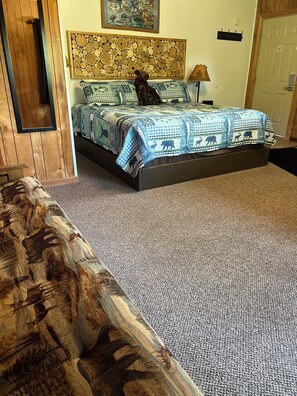 Comfort Room, 1 King Bed | Individually decorated, individually furnished, blackout drapes