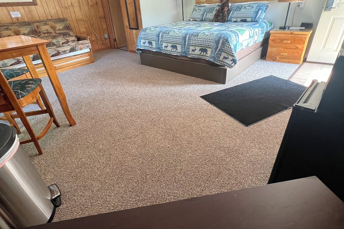 Decoración personalizada, muebles diferentes y cortinas blackout