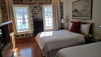 Quarto triplo conforto, várias camas, vista para o parque | 1 quarto, escrivaninha, cortinas blackout, ferros/tábuas de passar roupa