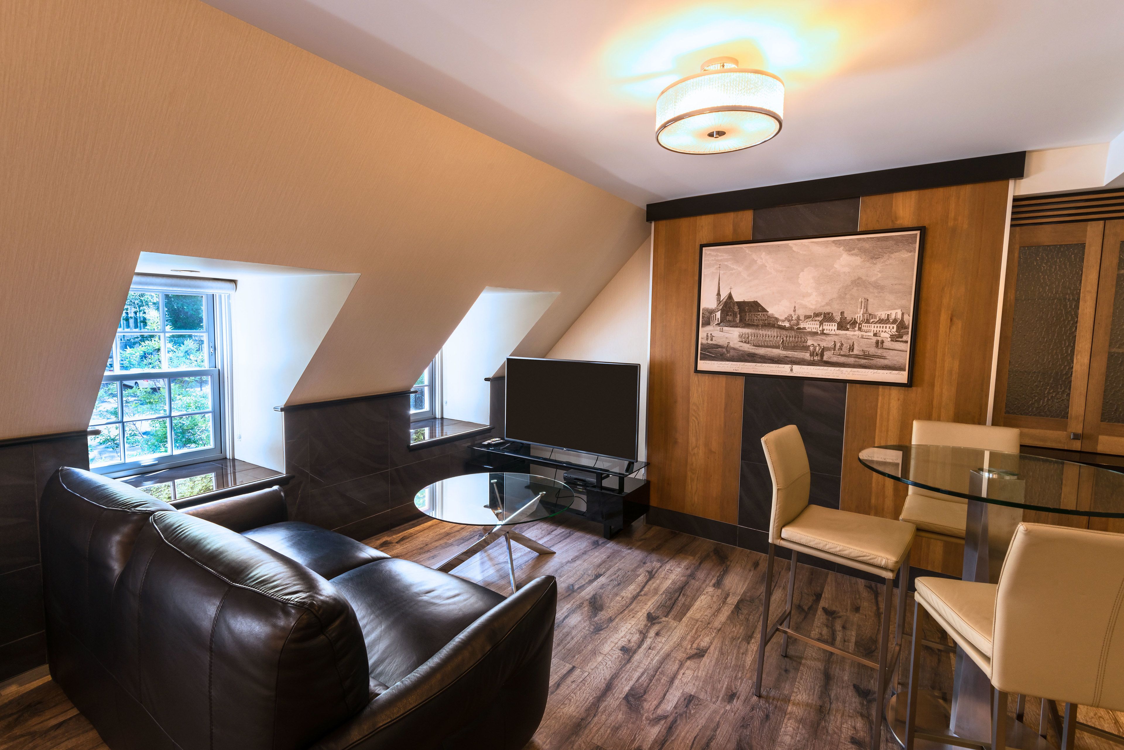 deluxe suite, 1 king bed with sofa bed, park view | living area | 40-inch flat-screen tv with cable channels, tv