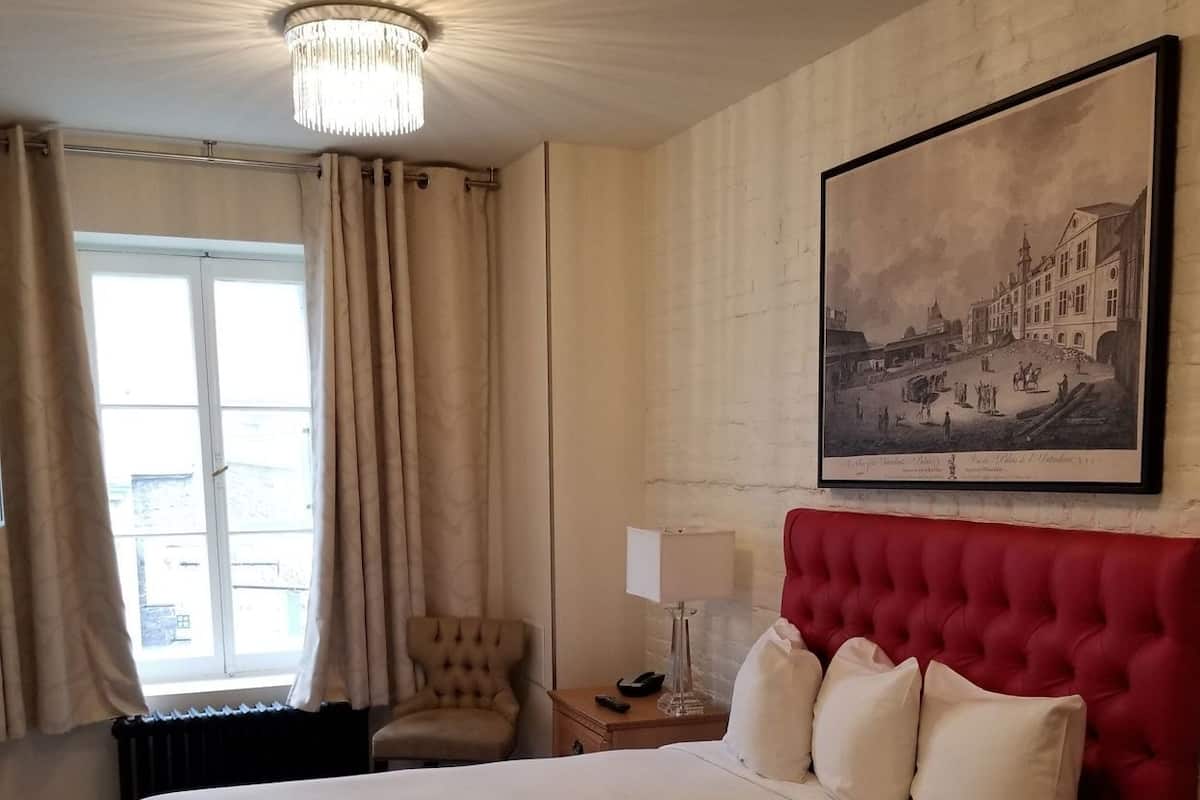 Bureau, rideaux occultants, fer et planche Ă repasser, Wi-Fi gratuit