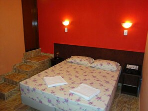 Cofres nos quartos, escrivaninha, ferros/tábuas de passar roupa