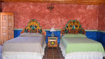 Tweepersoonskamer | Individueel gedecoreerd, een bureau