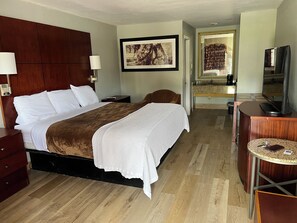 Room, 1 King Bed, Non Smoking | Desk, iron/ironing board
