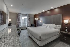 Business Room, 1 King Bed | Premium bedding, desk, laptop workspace, blackout drapes - Home Inn & Suites Saskatoon South (Saskatoon)