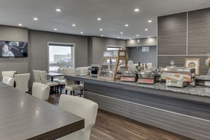 Free daily buffet breakfast  - Home Inn & Suites Saskatoon South (Saskatoon)