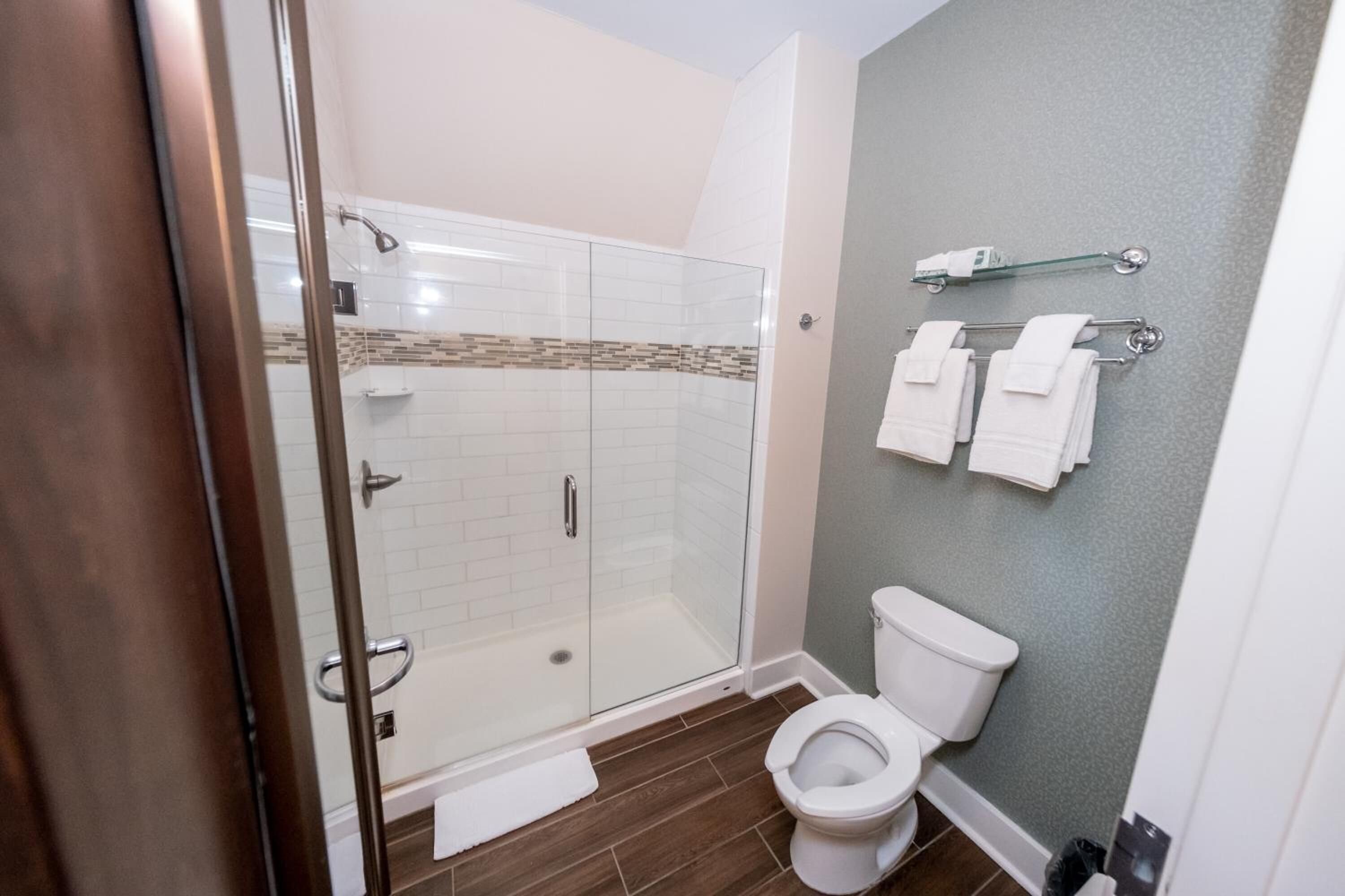 Articles de toilette gratuits, sèche-cheveux, serviettes fournies