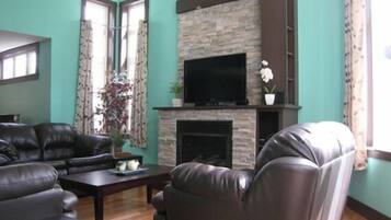 Executive House, 3 Bedrooms | Living room | TV, DVD player