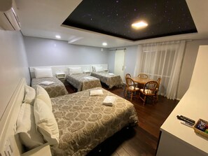 Quarto exclusivo | Escrivaninha, Wi-Fi de cortesia, roupa de cama