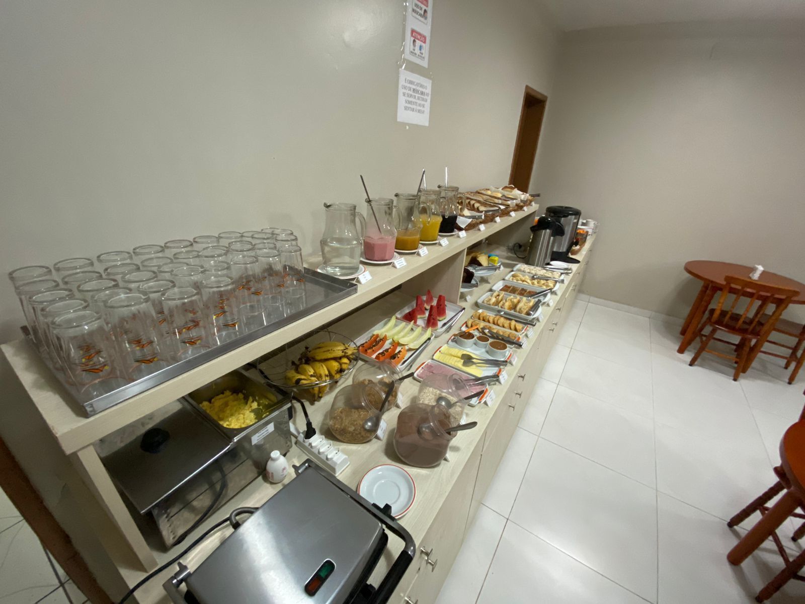 Una mesa de buffet con diversos alimentos y bebidas.