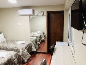 Kamar Deluks, 3 Tempat Tidur Twin | Meja kerja, Wi-Fi gratis, dan seprai linen