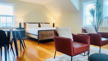 Muebles diferentes, escritorio y espacio para trabajar con laptop