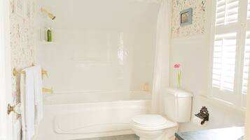 Un baño con bañera, inodoro y lavabo.