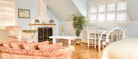 Sleeping Beauty Room, 1st Floor (Stair Access Only) | Coin séjour