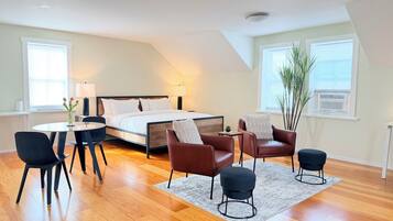 Suite estudio superior | Muebles diferentes, escritorio y espacio para trabajar con laptop