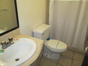 Shower, free toiletries, towels, soap - Hotel San Francisco (Culiacan)