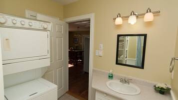 Cottage, 3 Bedrooms, Ocean View | Bathroom | Separate tub and shower