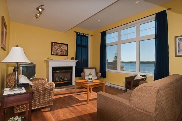 Mökki, 3 makuuhuonetta, valtamerinäköala | Olohuone | Televisio, DVD-soitin