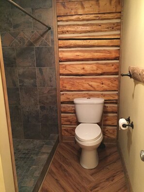 Articles de toilette gratuits, sèche-cheveux, serviettes fournies