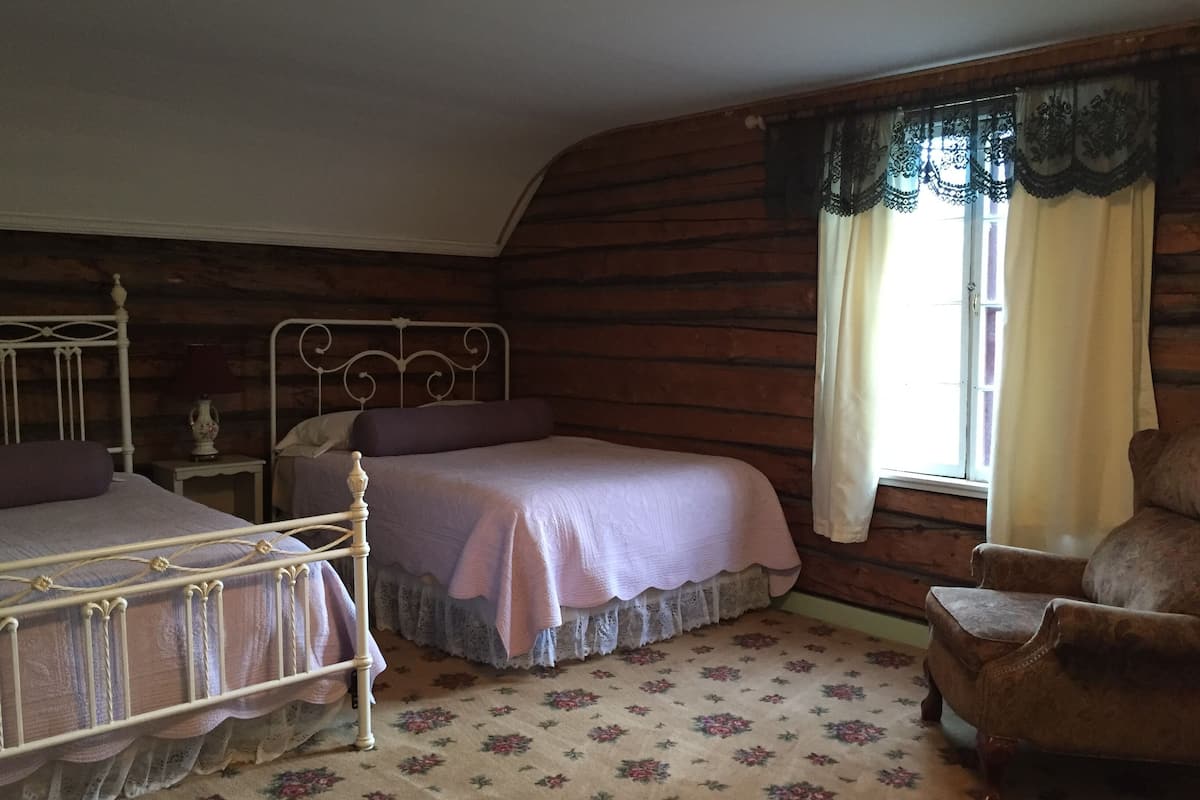 Standard Double Room, 2 Katil Ratu (Queen), Shared Bathroom, Mountain View | Wi-fi percuma, cadar katil 