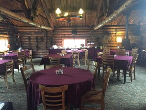 Se sirven cenas y cocina americana