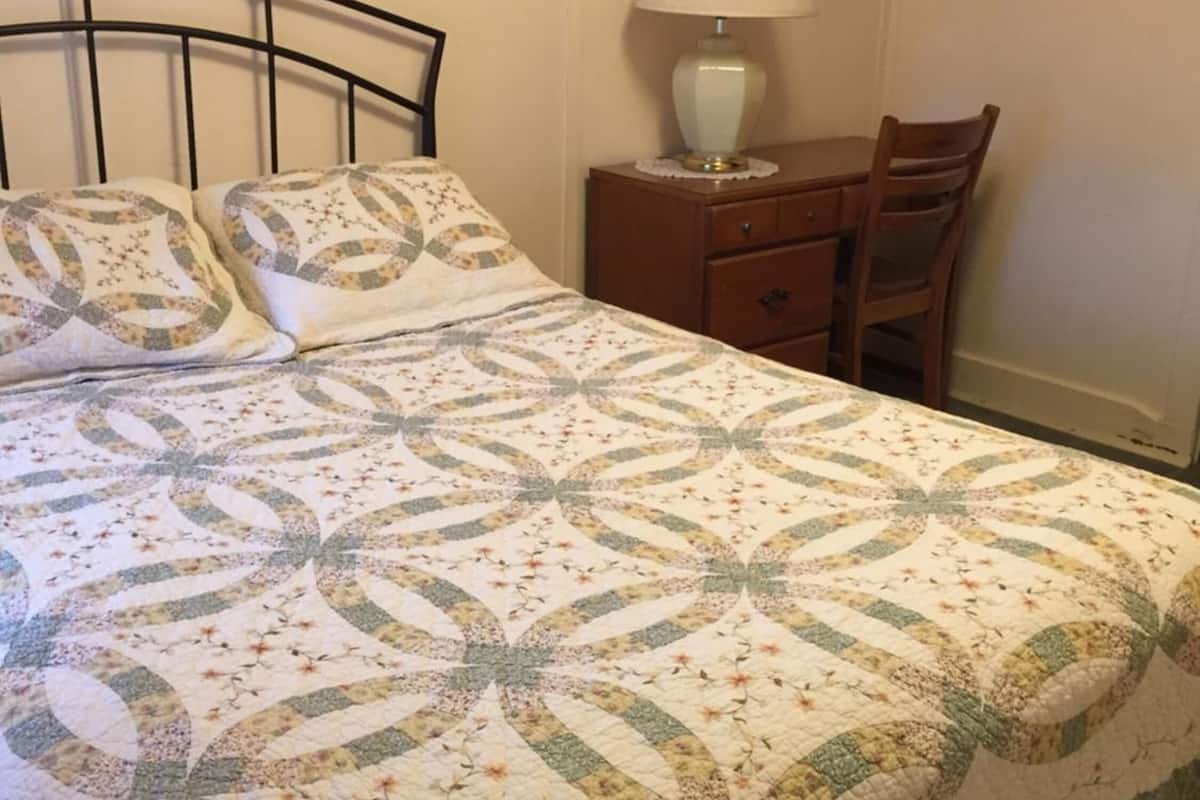 Rum - 1 queensize-säng - delat badrum | 1 sovrum, gratis wi-fi och sängkläder