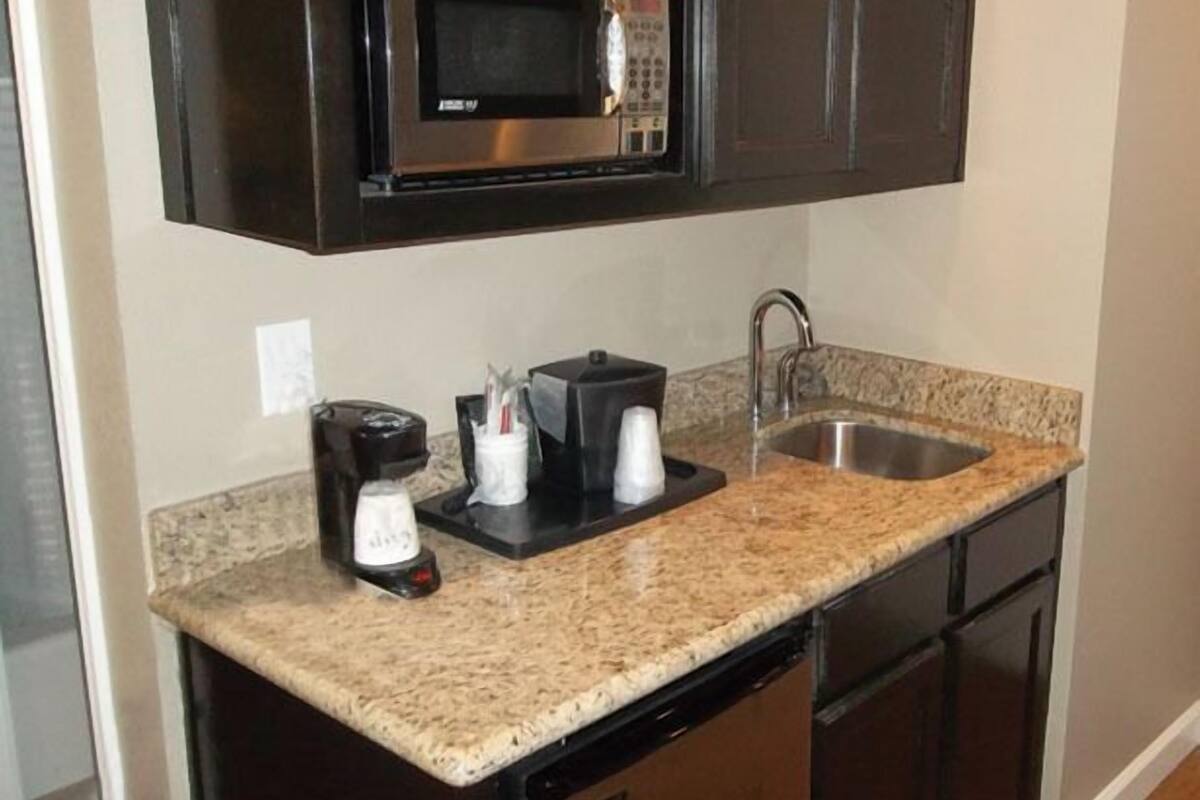 microwave, coffee/tea maker