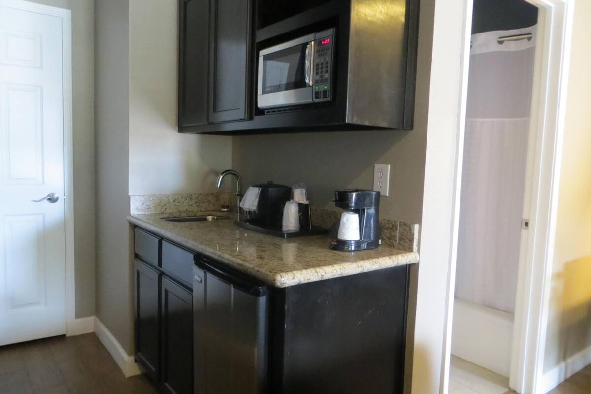 microwave, coffee/tea maker