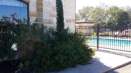 Yfirbyggður inngangur