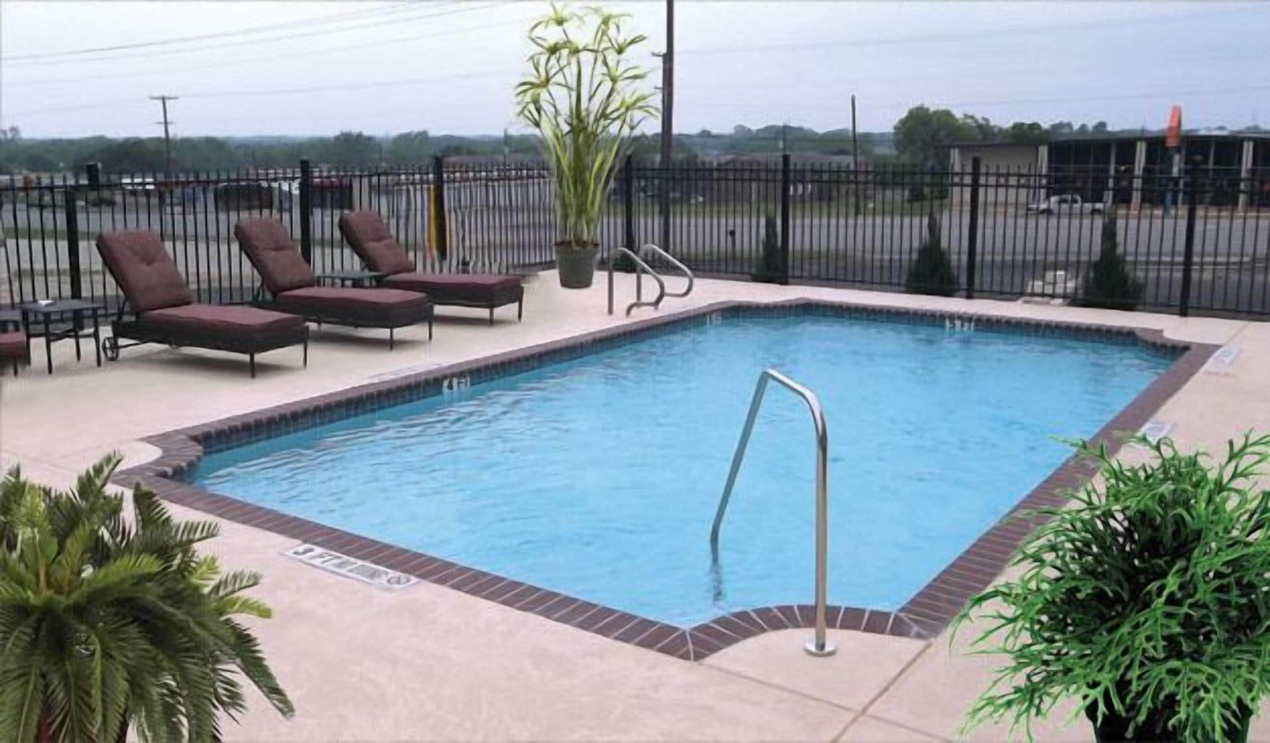 seasonal outdoor pool, open 10 am to 10:00 pm, pool loungers