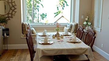 Free daily cooked-to-order breakfast