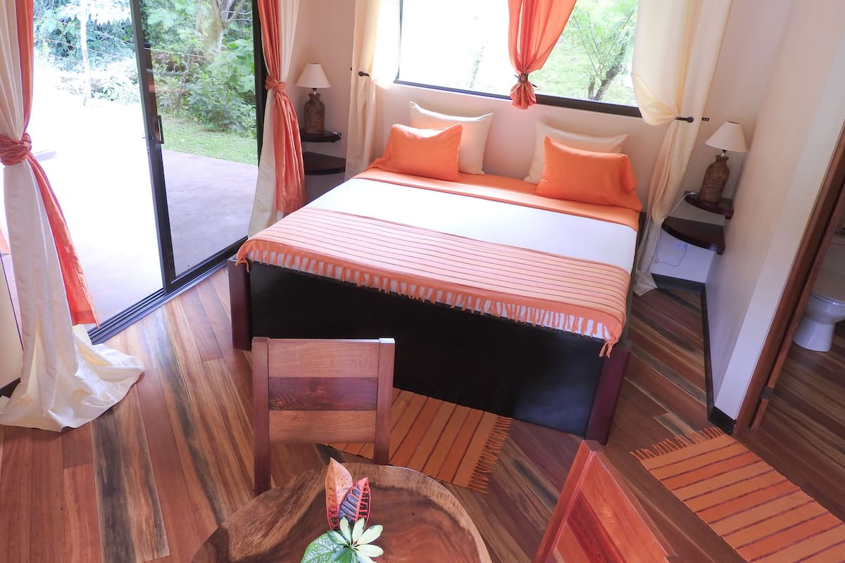 Premium vierpersoonskamer, terras, uitzicht op bergen | 1 slaapkamer, luxe beddengoed, individueel gedecoreerd