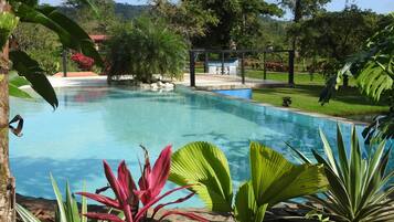 Piscina externa, funciona das 14h às 17h30, espreguiçadeiras