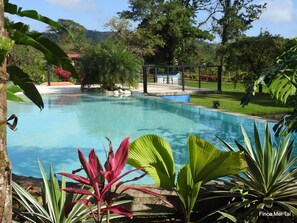 Outdoor pool, open 2:00 PM to 5:30 PM, pool loungers - Mei Tai Cacao Lodge (Bijagua)