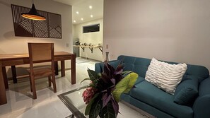 Comfort Suite | Living area | 27-inch Smart TV with digital channels, TV, Netflix - Mei Tai Cacao Lodge (Bijagua)