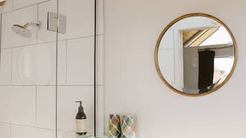 Articles de toilette gratuits, serviettes fournies, savon, shampoing