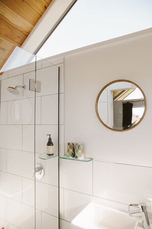 Articles de toilette gratuits, serviettes fournies, savon, shampoing