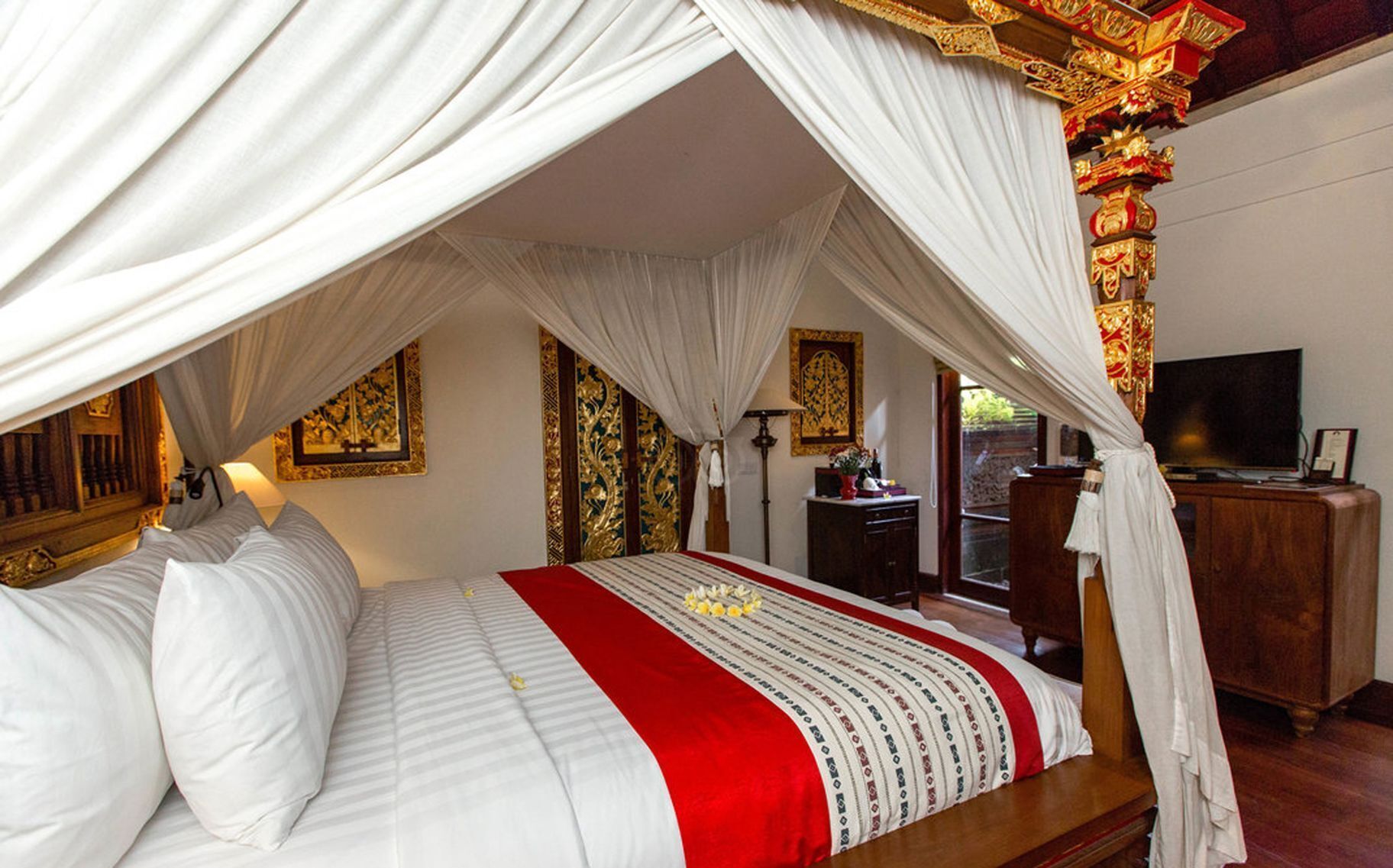 ミニバーのアイテム (無料)、セーフティボックス (室内)、デスク、遮光カーテン