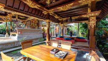 Puri Taman Sukawati Room | Área de sala de estar | Televisión de pantalla plana, chimenea y reproductor de DVD