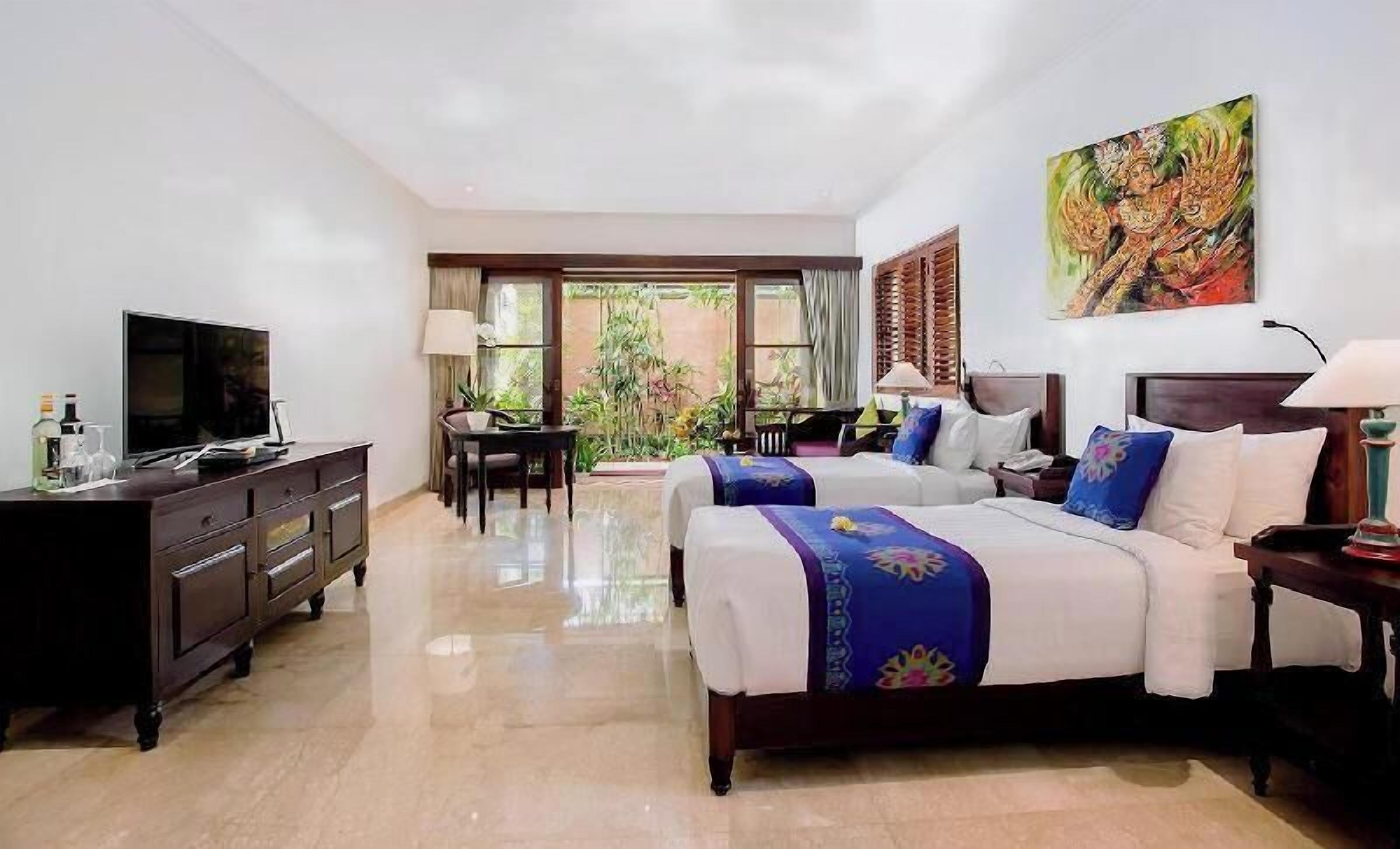 ミニバーのアイテム (無料)、セーフティボックス (室内)、デスク、遮光カーテン