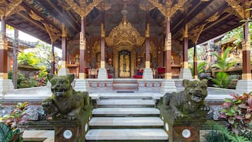 Puri Taman Sukawati Room | 客廳 | 42 吋平面電視連有線電視頻道、電視、壁爐